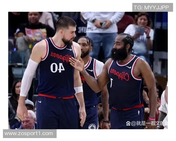 快船队员时尚便装入场哈登与伦纳德携手全员出击迎战新挑战